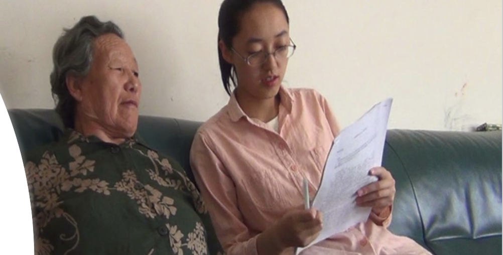 Student Huang interviewing her grandmother